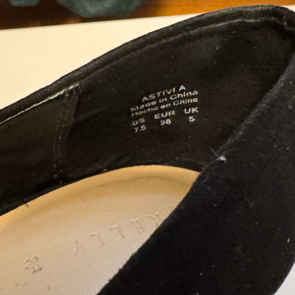 Kelly & Katie Black Feather Pom Pump Women’s Heels - Picture 4 of 5